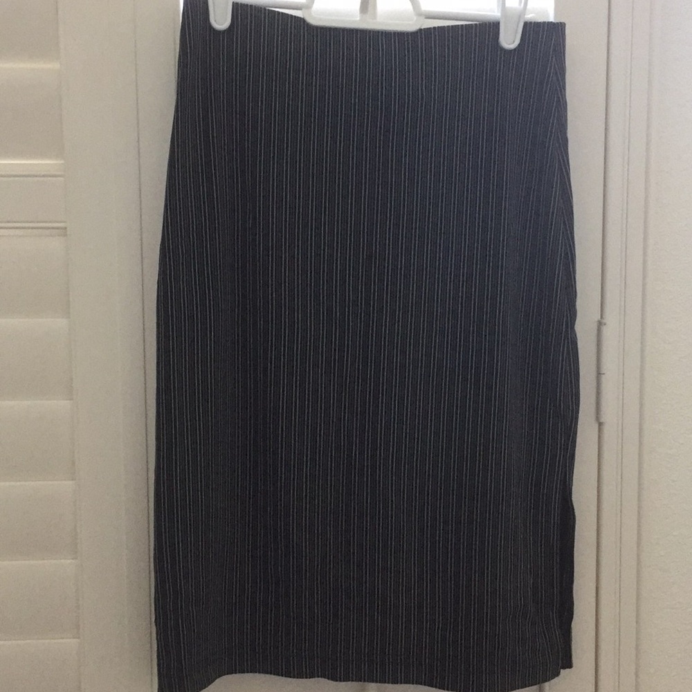 Skirt with slit.